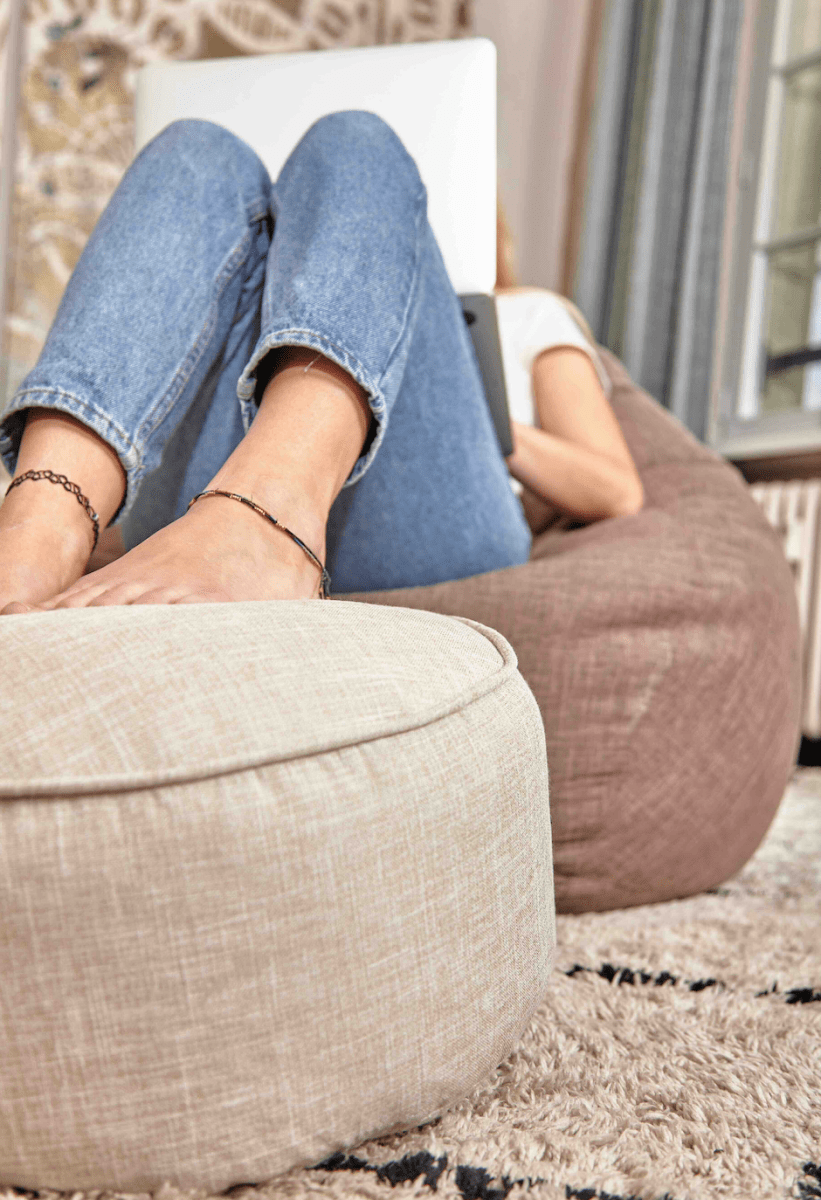 Ein Hauch von Eleganz: Beige Poufs für zeitlose Gemütlichkeit